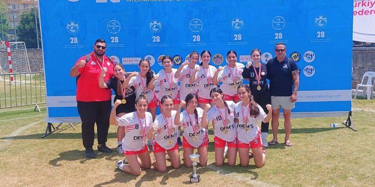 Kızlarımız Çim Hentbolunda da Şampiyon