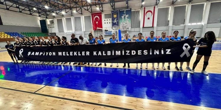 Kadın polisler Şampiyon Melekler anısına oynadı