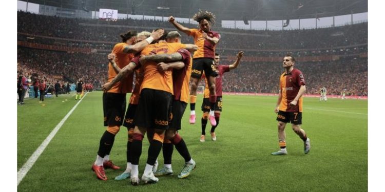 Galatasaray, Fenerbahçe’yi 3 golle geçti