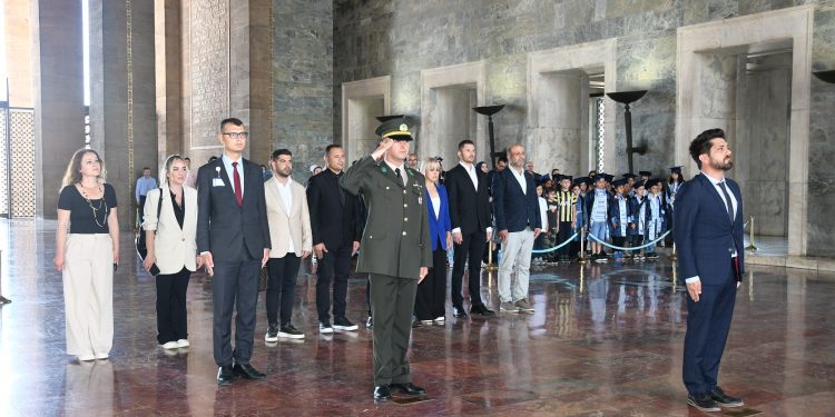 KTSYD 40. yılında Anıtkabir’i ziyaret etti