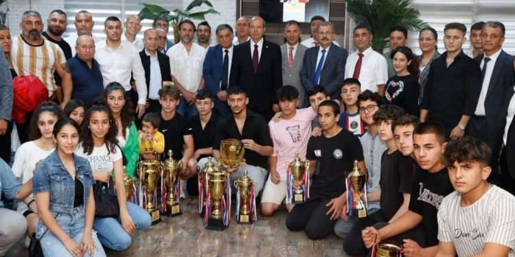 Cumhurbaşkanı Tatar, KKTC Güreş Federasyonu’nun düzenlediği ödül törenine katıldı