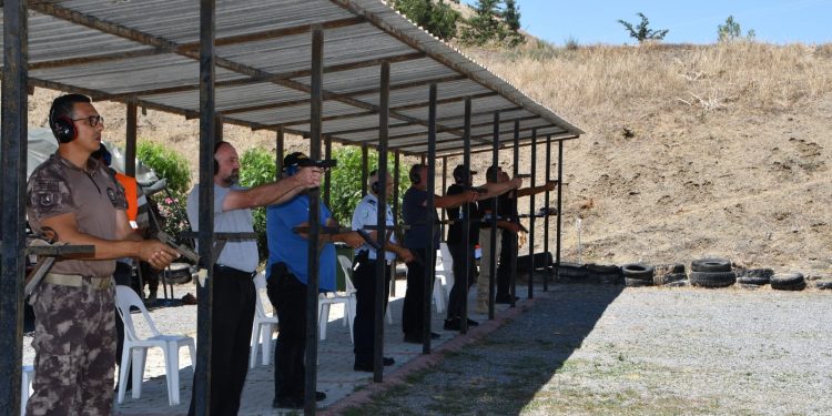 Polis örgütünün kuruluş yıldönümü nedeniyle tabanca atış yarışması düzenlendi