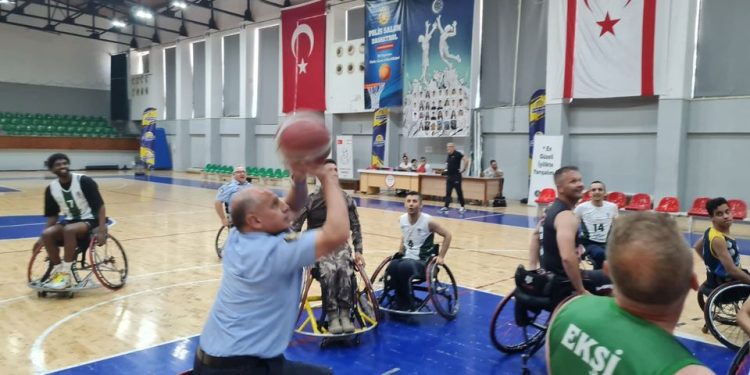 Vakıflar Tekerlekli Sandalye Basketbol Takımı ile Polis Mensupları empati maçı yaptı