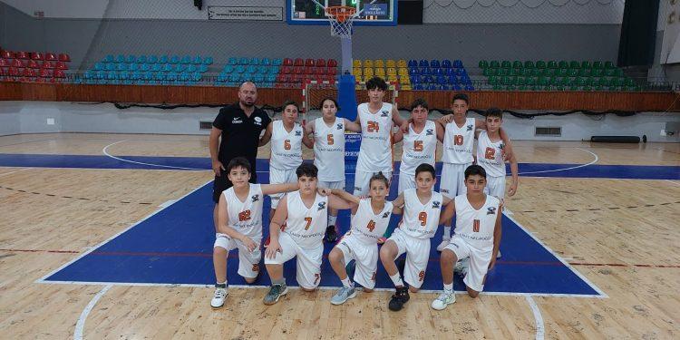 Basketbolda minikler mücadele ediyor