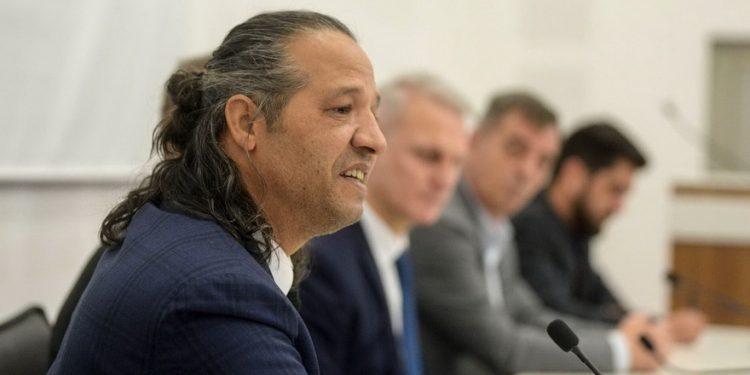 Hentbolda Ayhan devam etmiyor