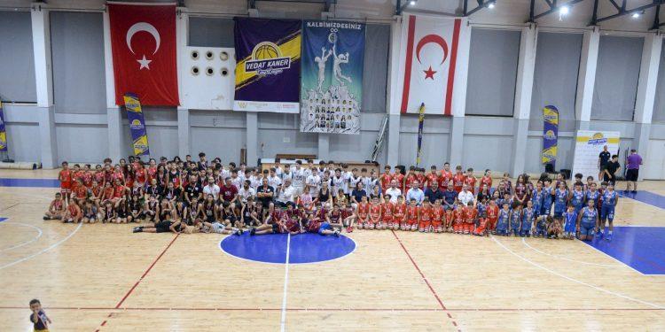 Minik basketçiler ödüllendirildi