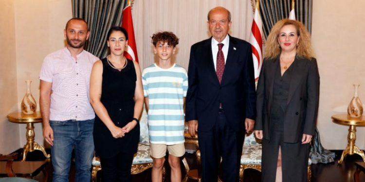 Cumhurbaşkanı Tatar, 12 yaş erkeklerde Türkiye’de atletizm yüksek atlamada birinci gelen Erdinç İnçay’ı kabul etti