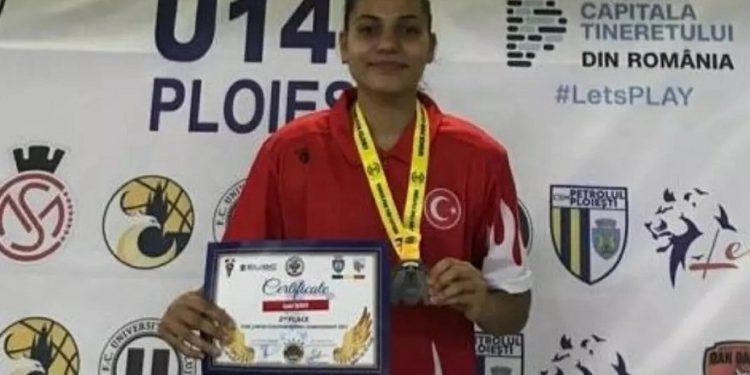 Hala Sultan İlahiyat Koleji öğrencisi Sedef Nergiz, Avrupa Yıldızlar Boks Şampiyonası’nda 75 kg’da 2. oldu