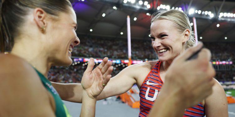 Sırıkla Yüksek Atlamada çifte birinci