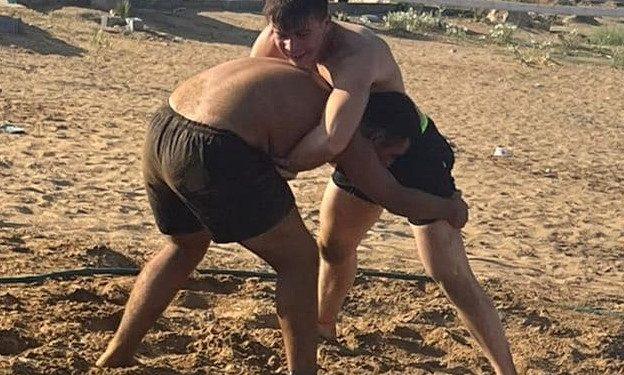 Güreş bu kez plajda