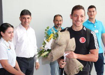Doğukan, Ercan Havalimanı’nda çiçeklerle karşılandı