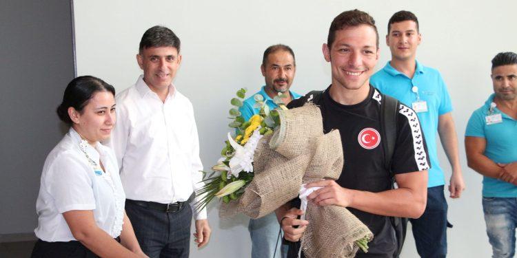 Doğukan, Ercan Havalimanı’nda çiçeklerle karşılandı