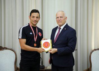 Meclis Başkanı Töre, Milli Yüzücü Ulaç’ı kabul etti