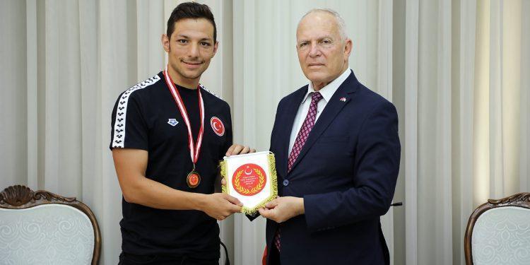 Meclis Başkanı Töre, Milli Yüzücü Ulaç’ı kabul etti