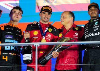 Singapur’da kazanan Carlos Sainz