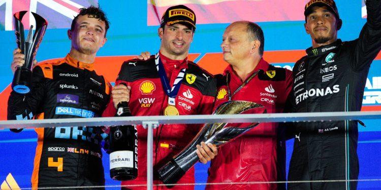 Singapur’da kazanan Carlos Sainz