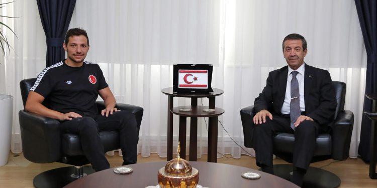 Dışişleri Bakanı Ertuğruloğlu, milli yüzücü Doğukan Ulaç’ı kutladı