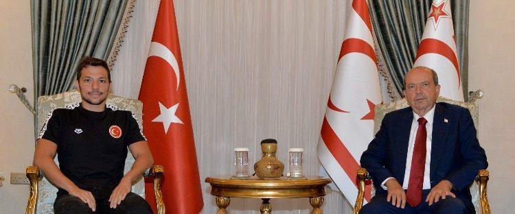 Cumhurbaşkanı Tatar, milli yüzücü Doğukan Ulaç’a başarılar diledi