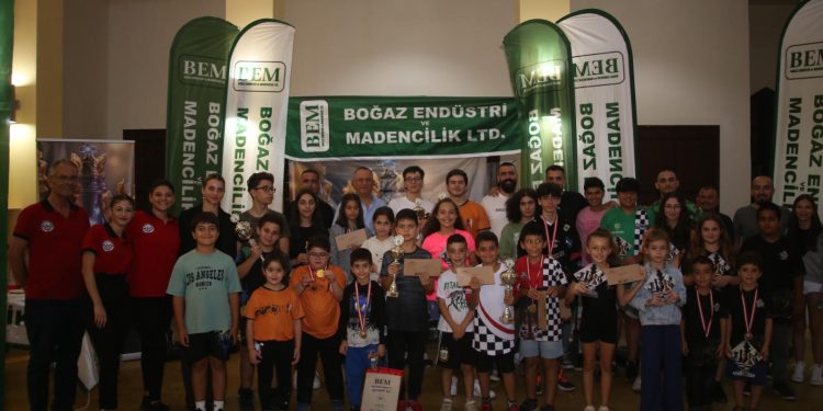 Altın Piyon Satranç Turnuvası. İki gün süren turnuvada başarılı olan 25 Satrancı ödüllerini aldı