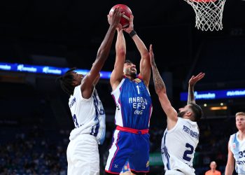 Anadolu Efes galibiyetle başladı
