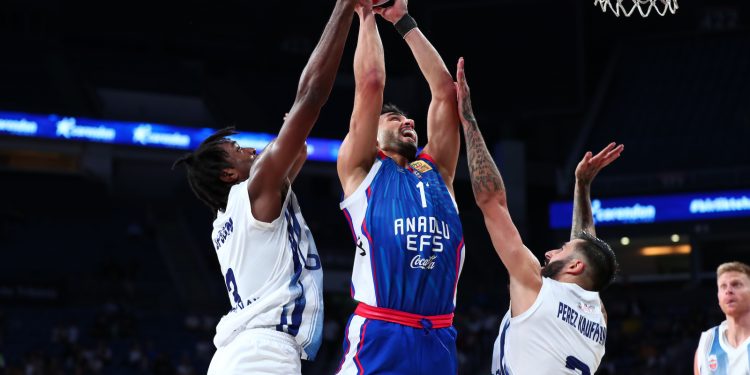 Anadolu Efes galibiyetle başladı