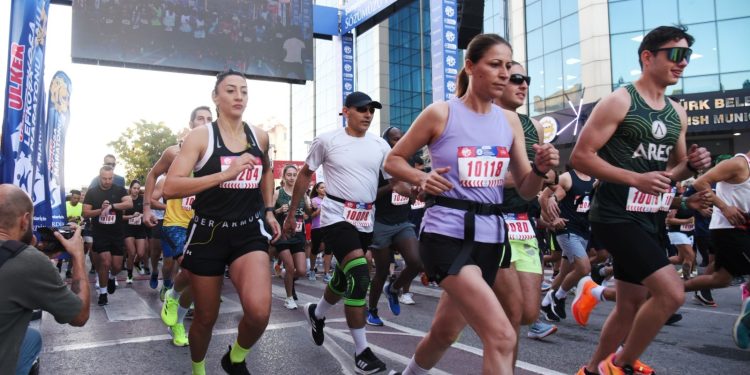 Ülker Lefkoşa Maratonu’nda 10 km koşusuna start verildi