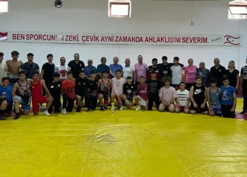 Genç güreşçiler yarıştı