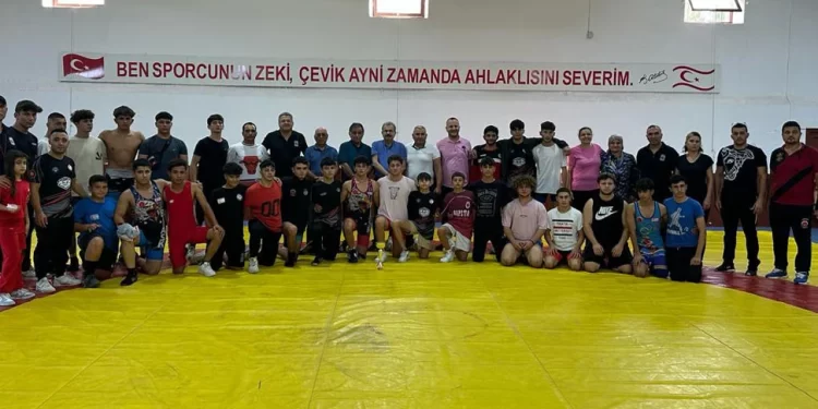Genç güreşçiler yarıştı