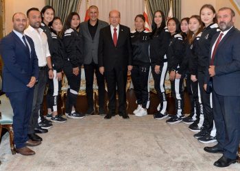 Cumhurbaşkanı Tatar, Kazakistan Astana Kadın Hentbol Takımı’nı kabul etti
