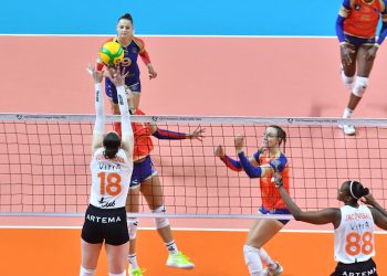 VakıfBank ve Eczacıbaşı 3-0’la başladı