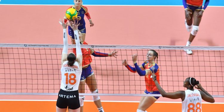 VakıfBank ve Eczacıbaşı 3-0’la başladı