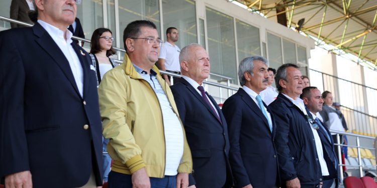 Töre, KKTC’nin kuruluşunun 40. Yılı kutlamaları kapsamında yapılan masterlar maçını izledi