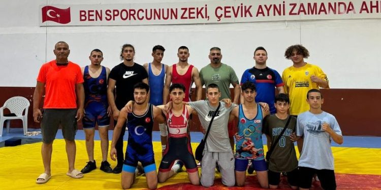 Güreşte birincilik YDÜ’nün