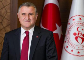 Bakan Bak, 11. kez Avrupa şampiyonu olan milli güreşçi Taha Akgül’ü tebrik etti