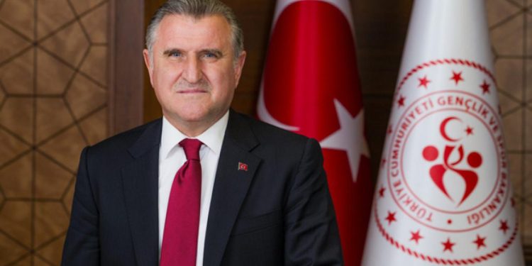 Bakan Bak, 11. kez Avrupa şampiyonu olan milli güreşçi Taha Akgül’ü tebrik etti