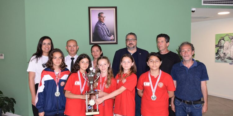 23 Nisan İlkokulu kız atletizm takımından, Girne Belediye Başkanı Şenkul’a ziyaret