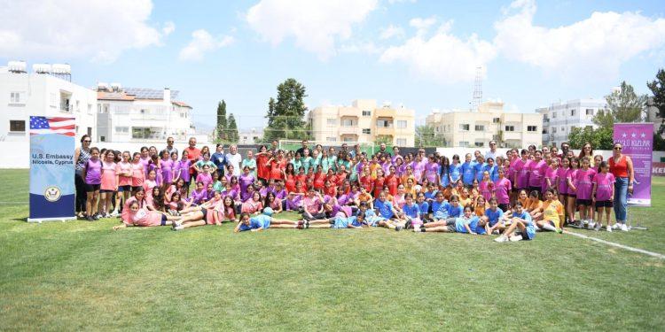 “GÜÇLÜ KIZLAR – GÜÇLÜ YARINLAR” PROJESI 160 KIZI FUTBOL VE ÖZGÜVENLE BULUŞTURDU