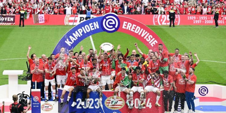 PSV Şampiyon