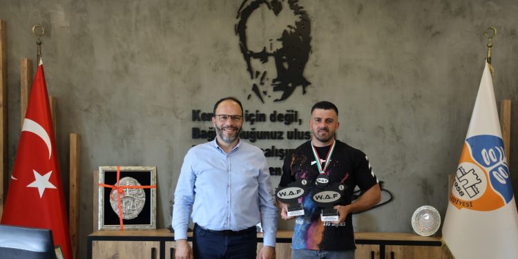 İskele Belediye Başkanı Sadıkoğlu, vücut geliştirme şampiyonu Avcı’yı kabul etti