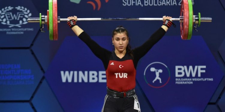 Milli halterci Büşra Çan’dan bronz madalya