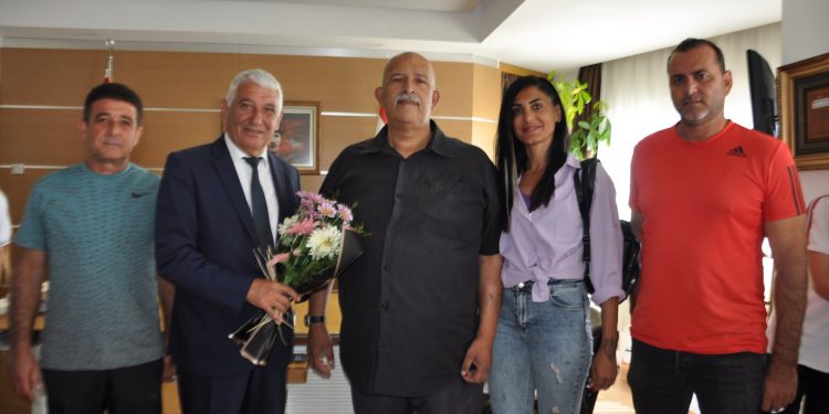 Özçınar, Yıldızlar Atletizm Final Yarışmaları’nda şampiyon olan Şehit Turgut Ortaokulu’nu tebrik etti