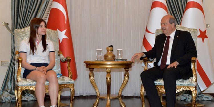 Cumhurbaşkanı Tatar, Kıbrıslı Türk yüzücü Özgül Çetin’i kabul etti