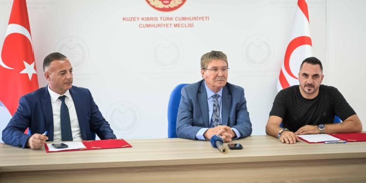 MİROĞLU ANTRENMAN SAHASI PROTOKOLLE TÜRK OCAĞI’NA VERİLDİ