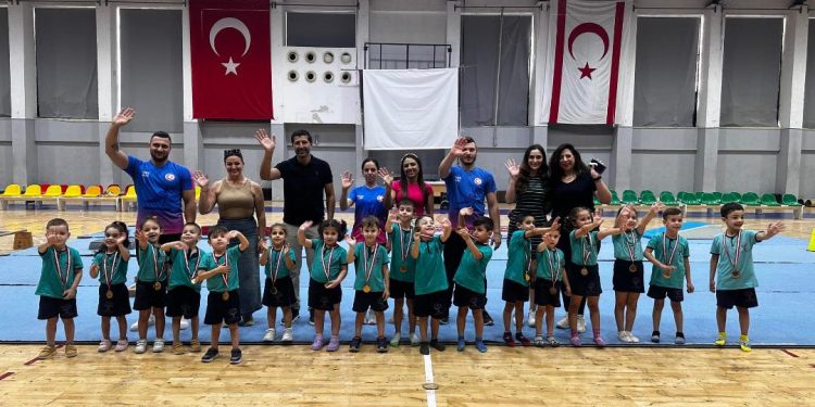 Jimnastik etkinliğinde, 400 çocuk gösteri yaptı