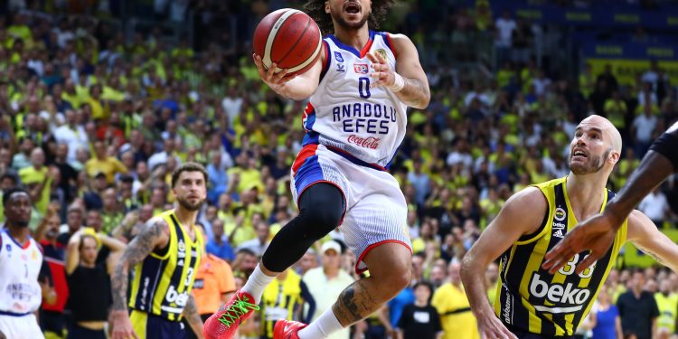 Anadolu Efes pes etmedi