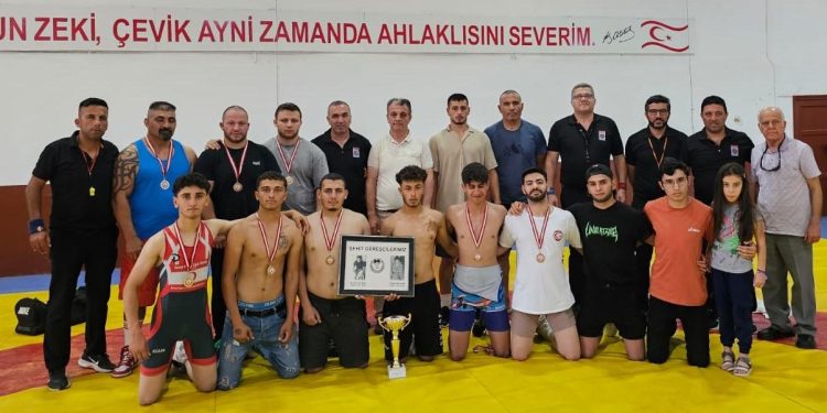 Güreş’te YDÜ birinci