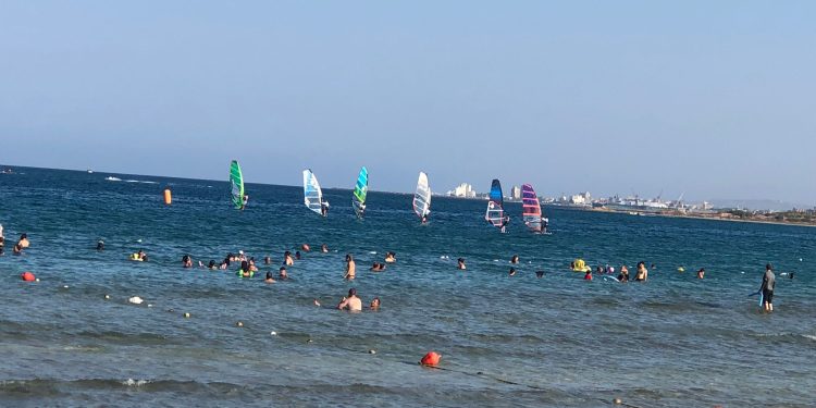 Silver Beach’de rüzgar sörfü yapıldı