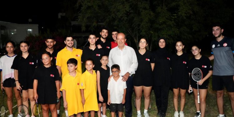 Cumhurbaşkanı  Tatar, Badminton müsabakalarını izledi