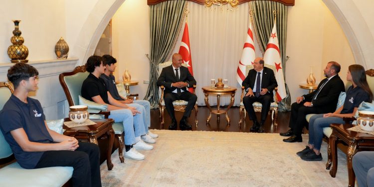 Cumhurbaşkanı Tatar, Hentbol Federasyonu Başkanı Arıkan, antrenör ve sporcuları kabul etti