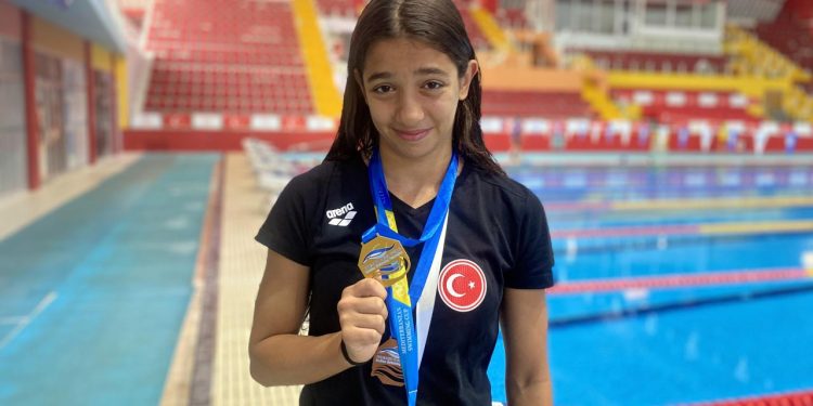 14 yaşındaki milli yüzücü Ela’dan 1 ayda 3 madalya